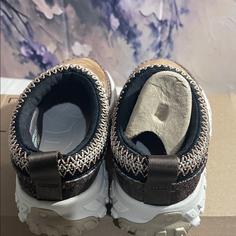 UGG Venture Daze Women's Tan and Cream Mules - Picture 9 of 11